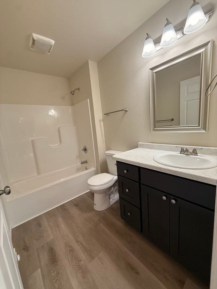 402 Brock Ave - Photo 5 of 13