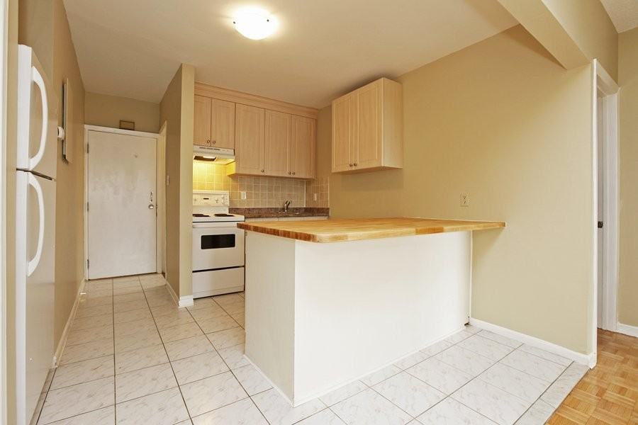 884 Danforth Ave - Photo 4 of 12