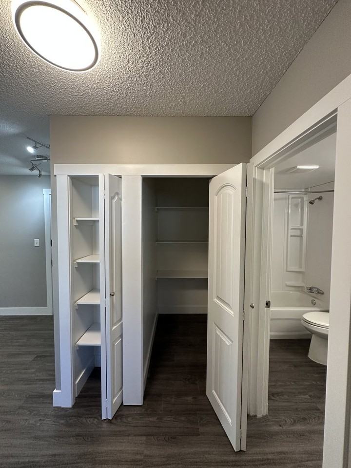 10830 112 St Nw - Photo 4 of 18