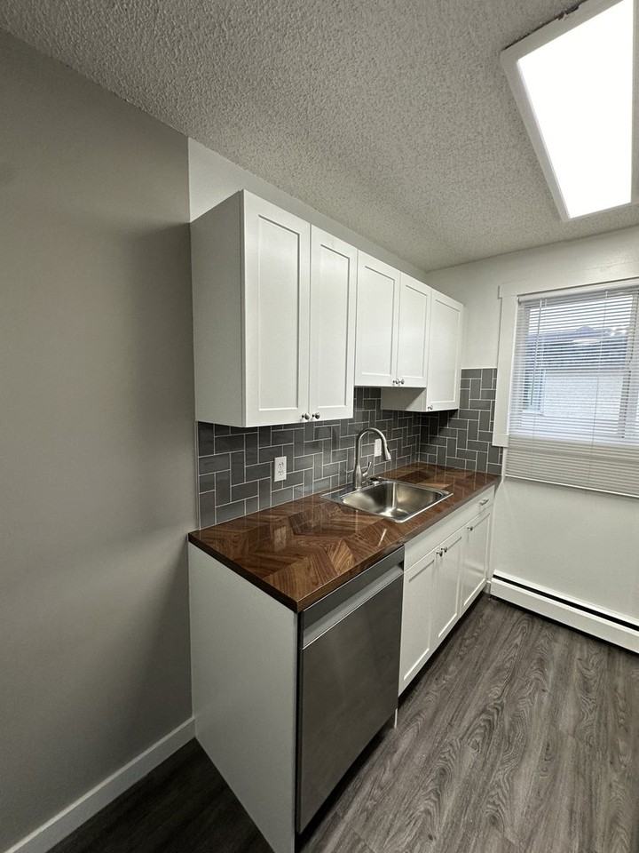 10830 112 St Nw - Photo 7 of 18