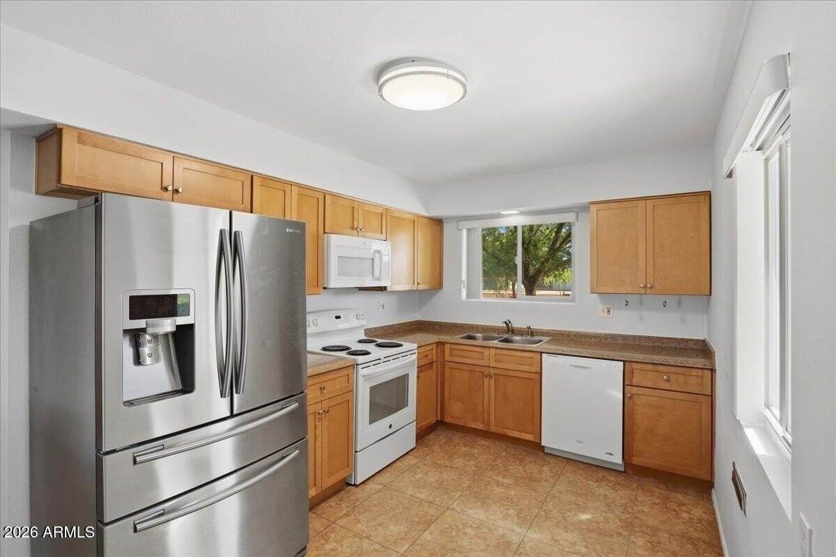 10916 W Peoria Ave - Photo 5 of 30