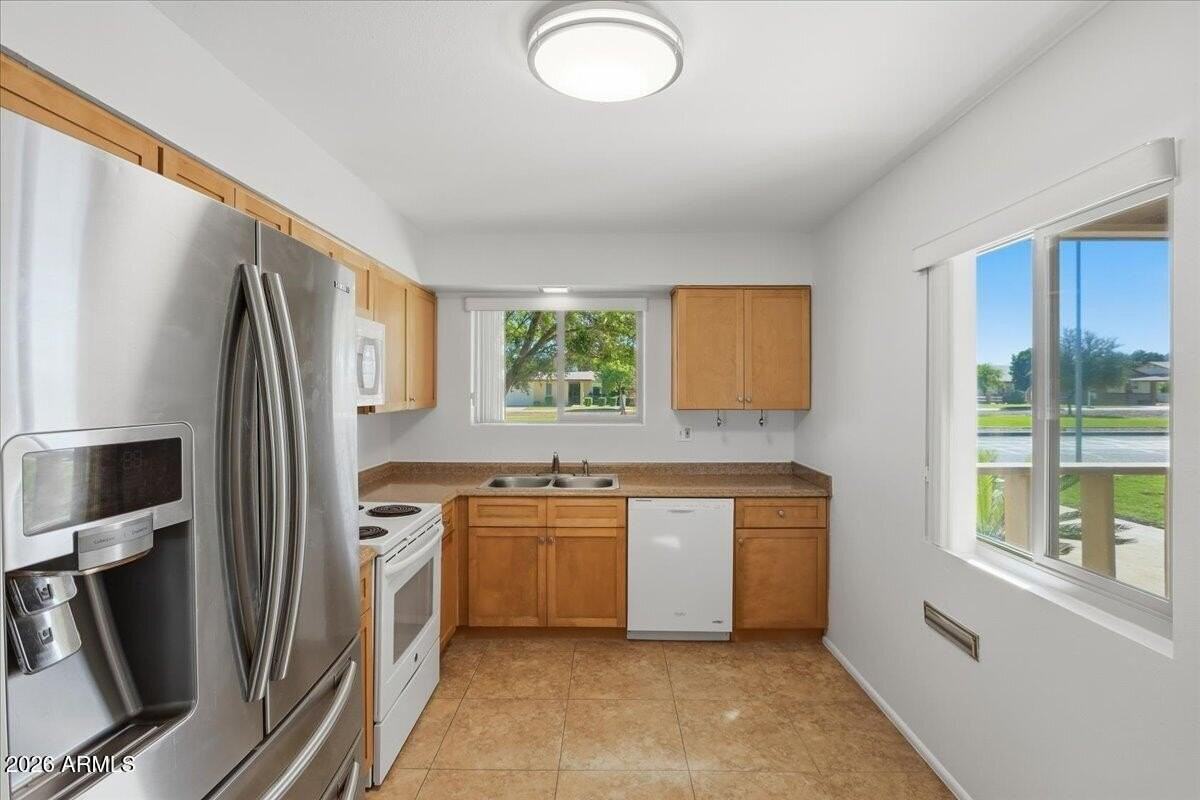 10916 W Peoria Ave - Photo 6 of 30