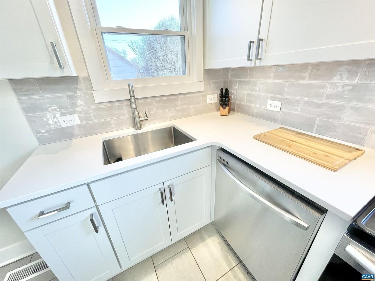 1325 Willow Dr - Photo 5 of 36