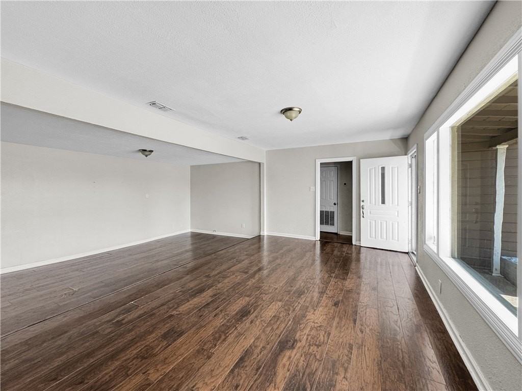 1034 Mcclendon St - Photo 4 of 19