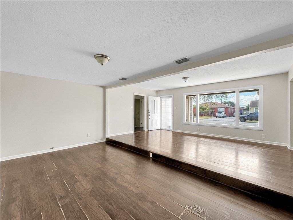 1034 Mcclendon St - Photo 5 of 19