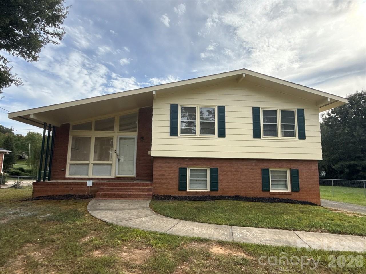 1413 Grovewood Dr - Photo 2 of 16