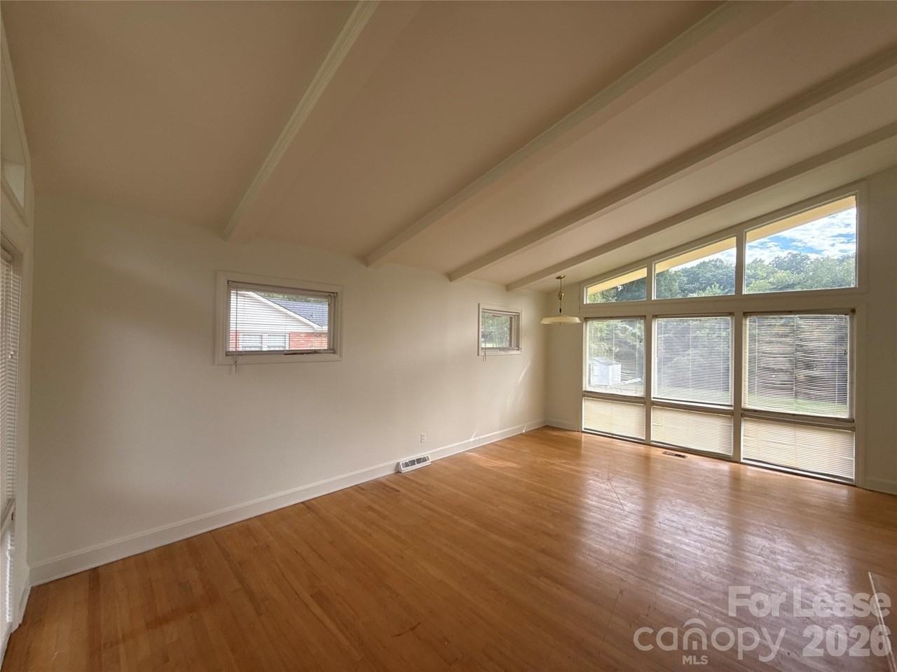 1413 Grovewood Dr - Photo 5 of 16
