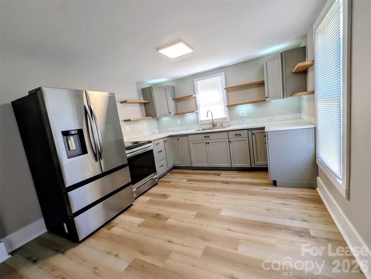 635 S Grove St - Photo 4 of 11