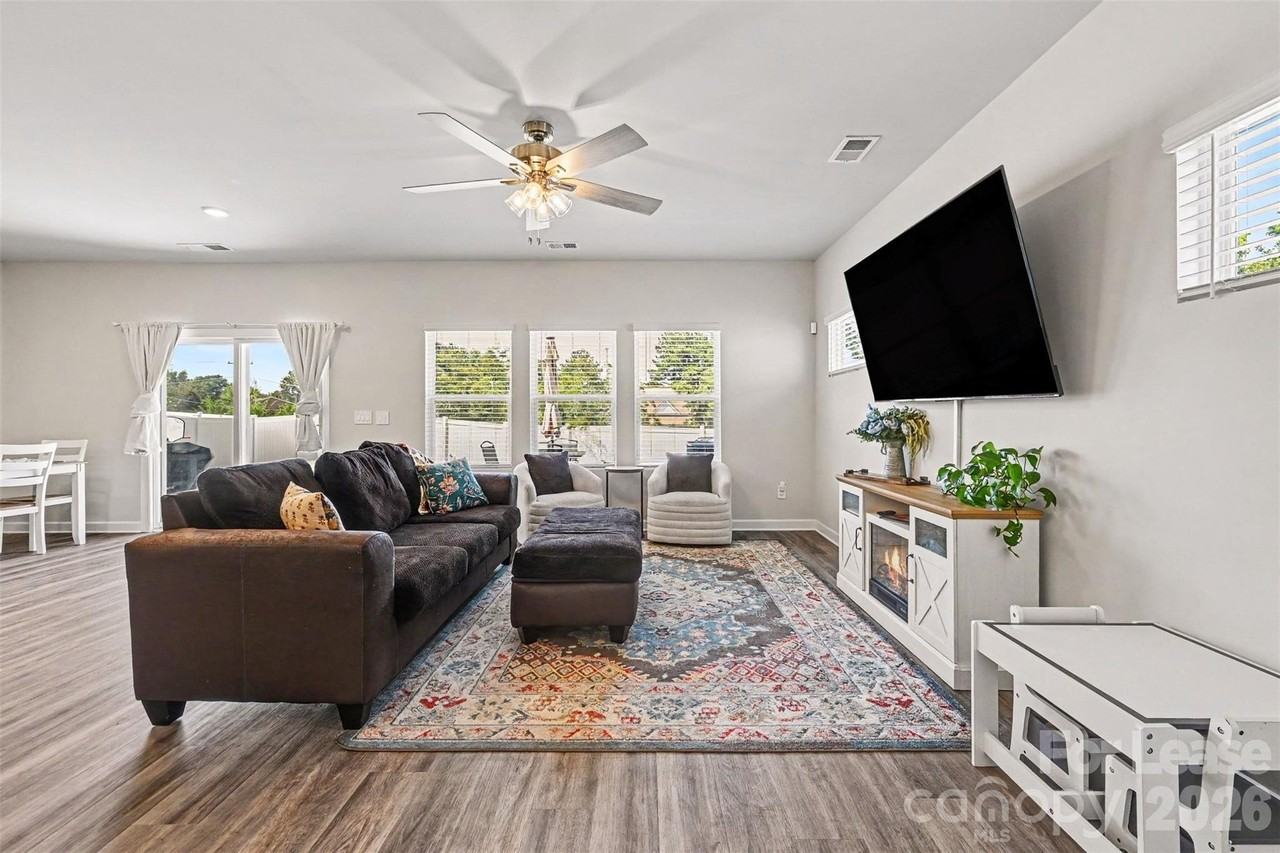 408 Luna Ln - Photo 4 of 22
