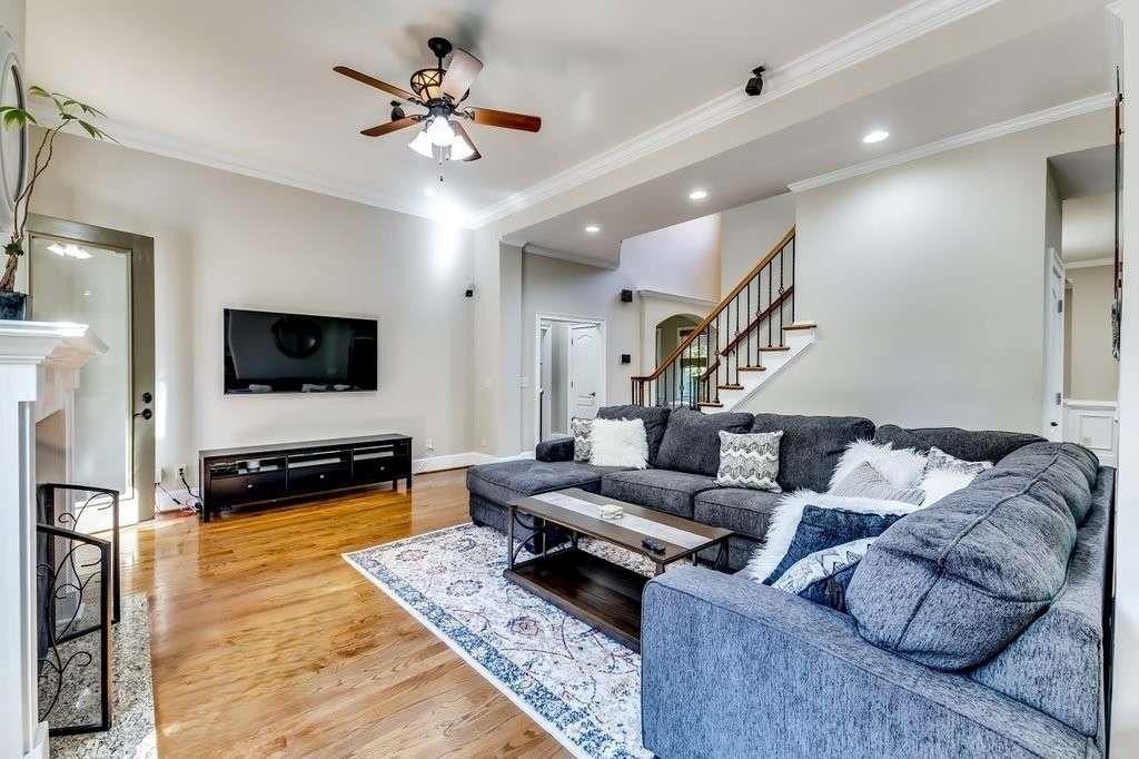 1897 8th St - Photo 4 of 27