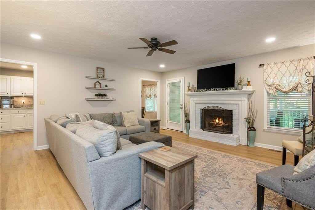 6011 Crabapple Way - Photo 6 of 50