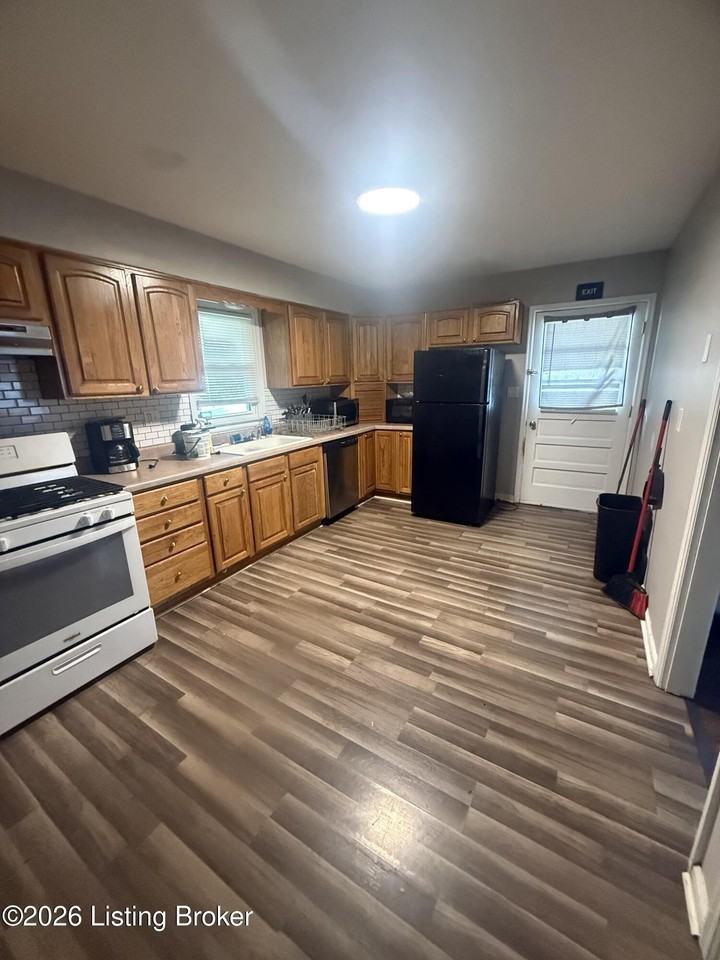 1609 Haskin Ave - Photo 3 of 6