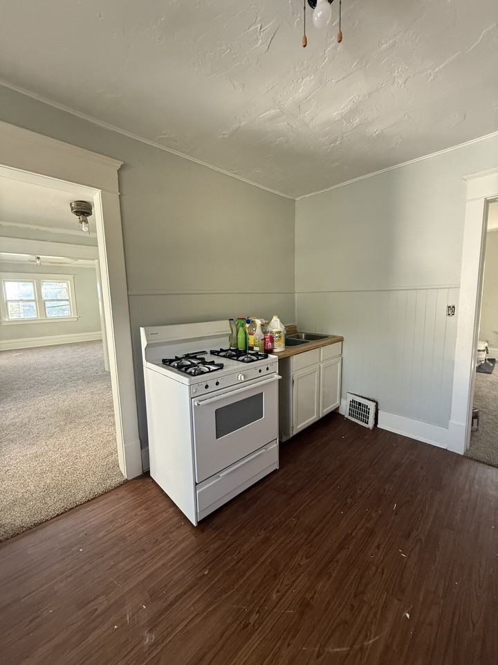 618 E Irving Ave #A - Photo 3 of 3