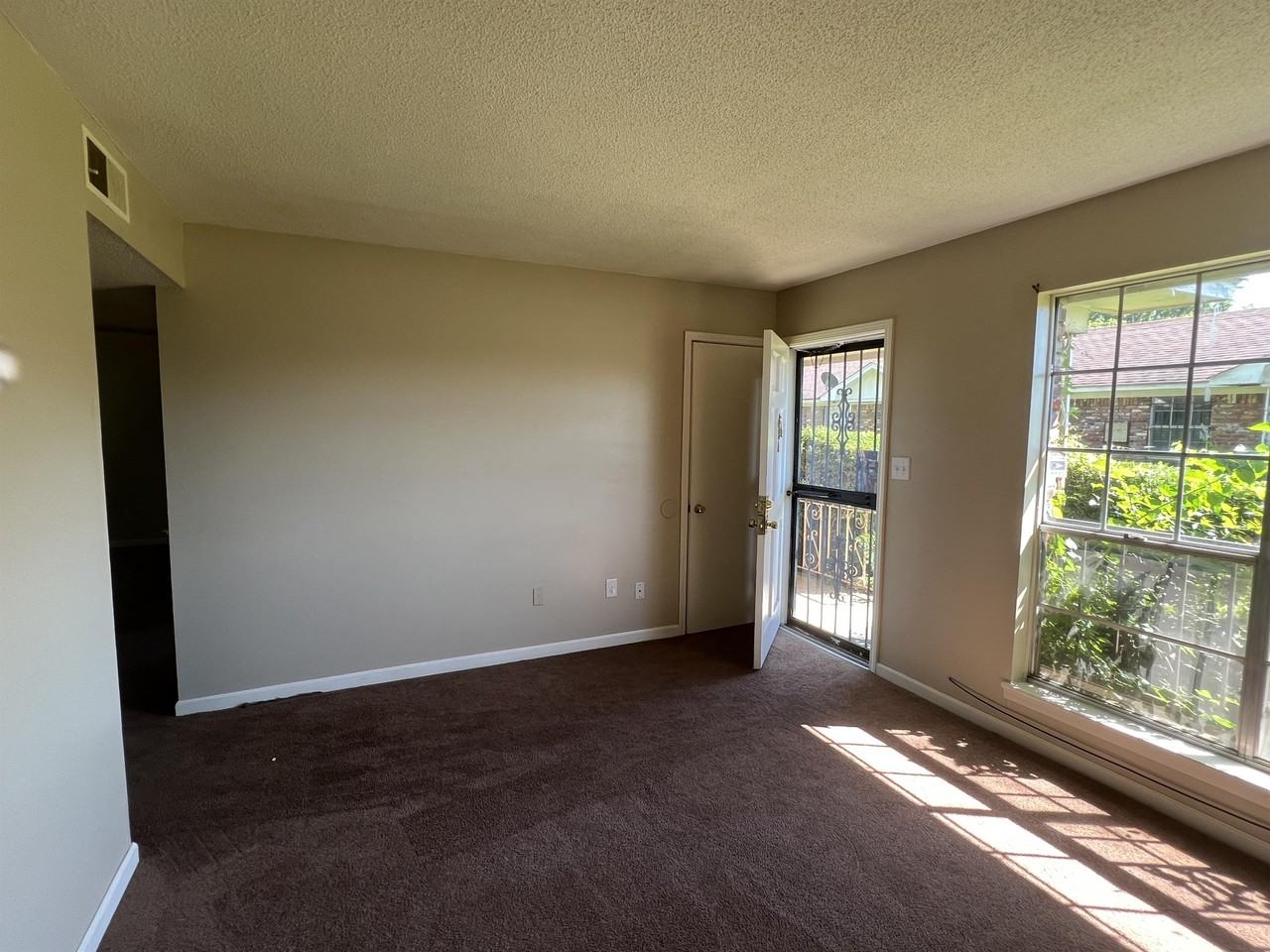 909 Cotton Ave Sw #D - Photo 2 of 6
