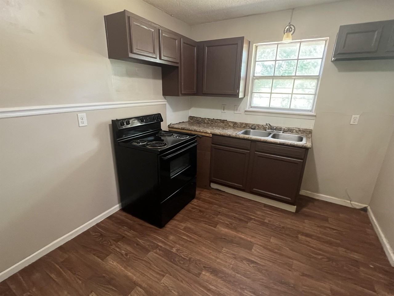 909 Cotton Ave Sw #D - Photo 3 of 6