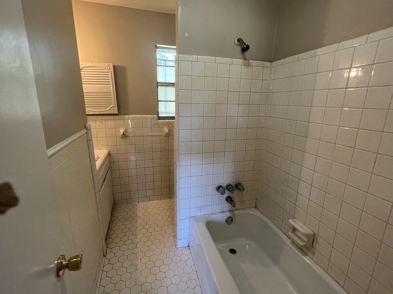 909 Cotton Ave Sw #D - Photo 5 of 6