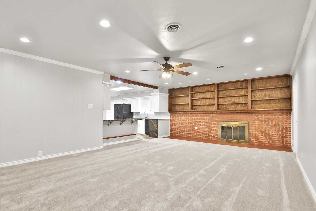 5605 Geneva Ave - Photo 4 of 33