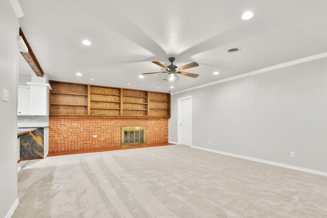 5605 Geneva Ave - Photo 5 of 33