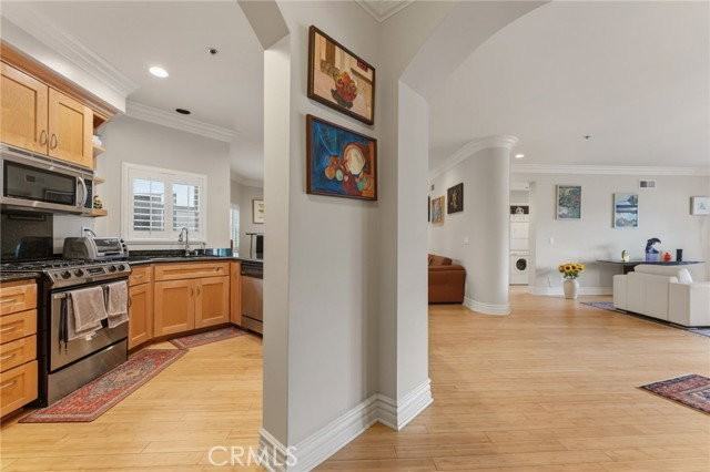 850 N Croft Ave #306 - Photo 4 of 8