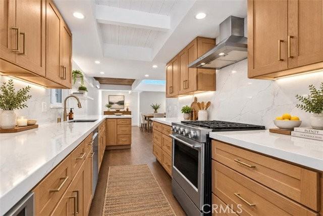 319 62nd St - Photo 4 of 8