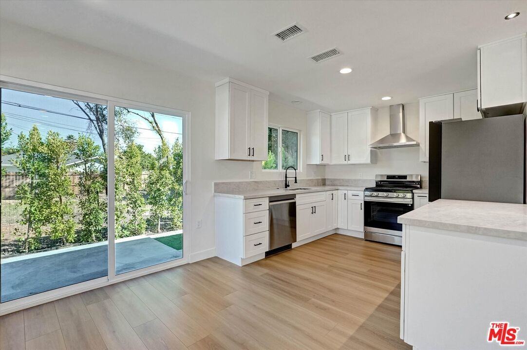 22457 Clarendon St - Photo 2 of 8