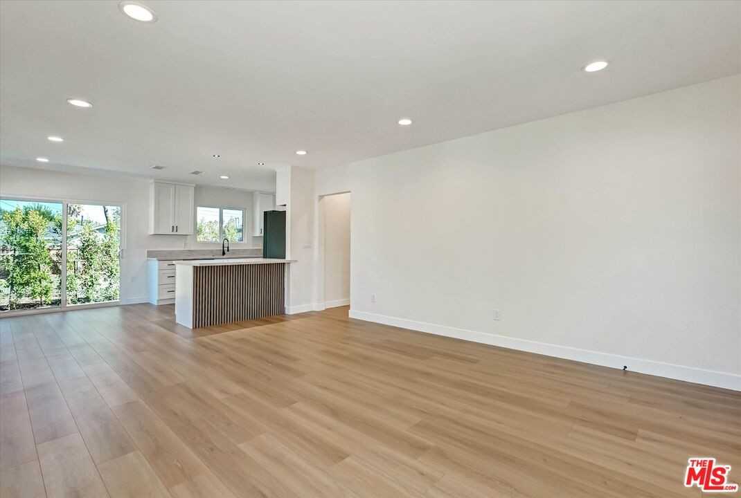 22457 Clarendon St - Photo 4 of 8