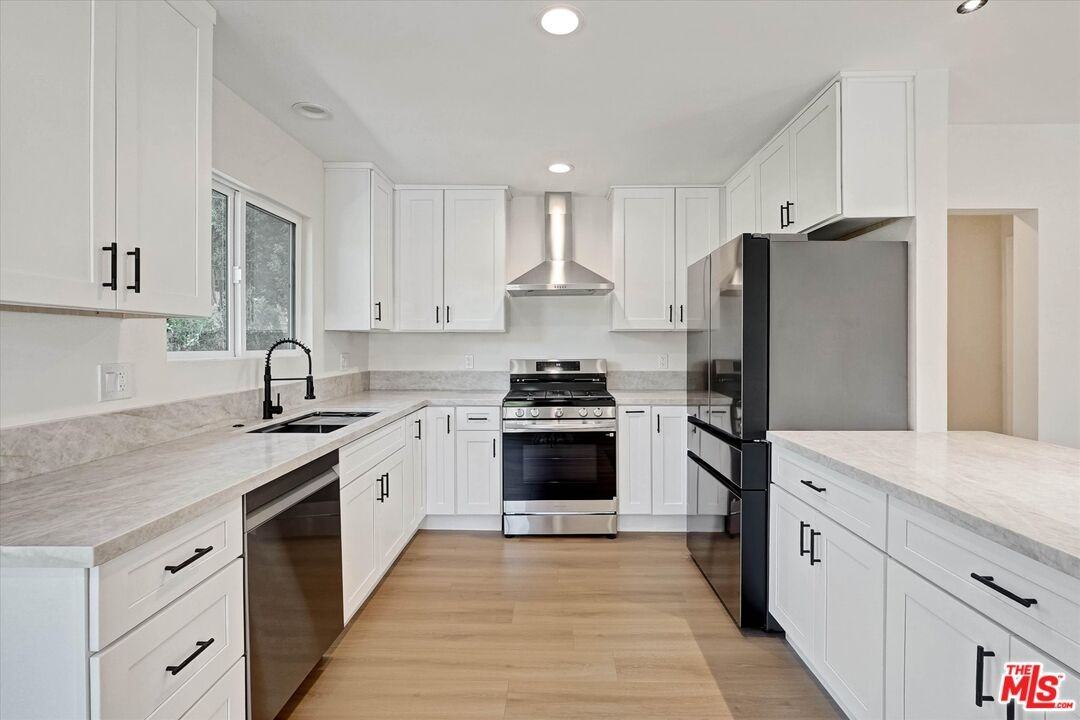 22457 Clarendon St - Photo 5 of 8
