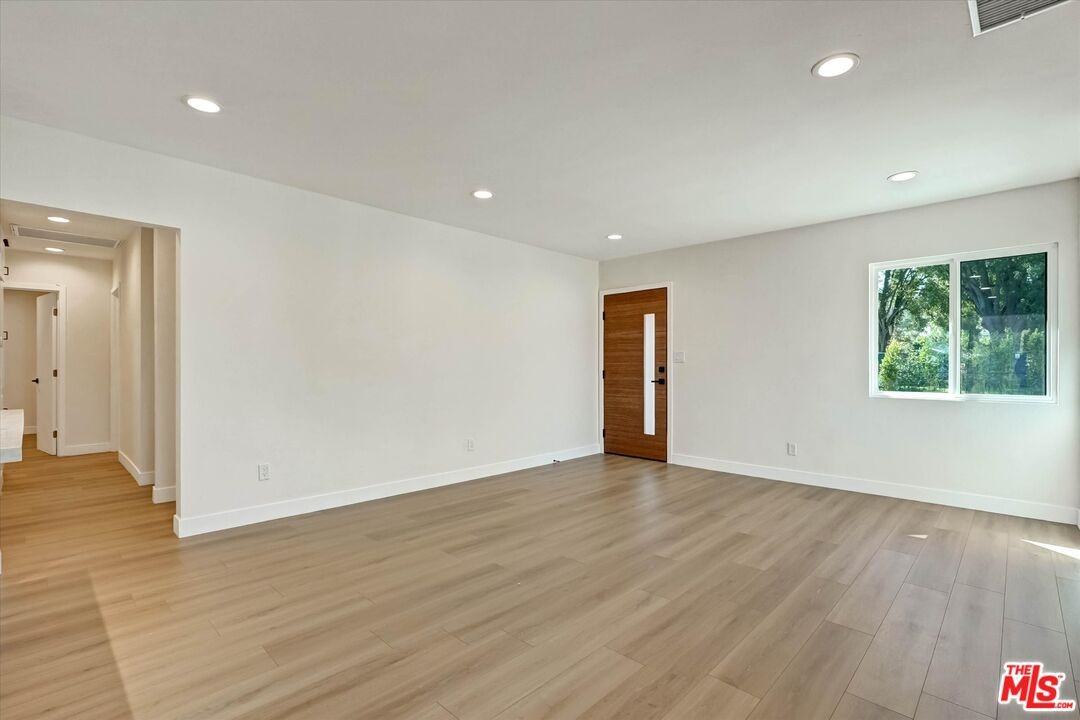 22457 Clarendon St - Photo 7 of 8