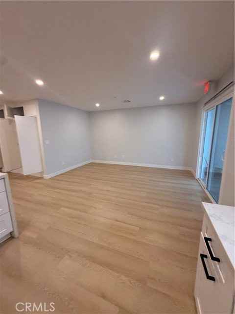 8201 Greenbush Ave - Photo 2 of 8