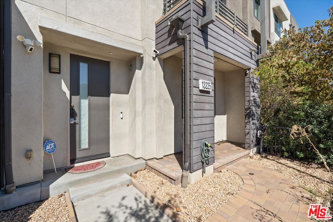 13225 Victory Blvd - Photo 2 of 8