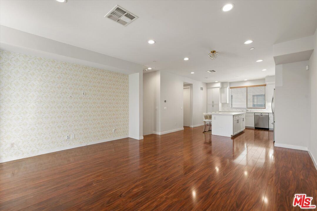 13225 Victory Blvd - Photo 3 of 8