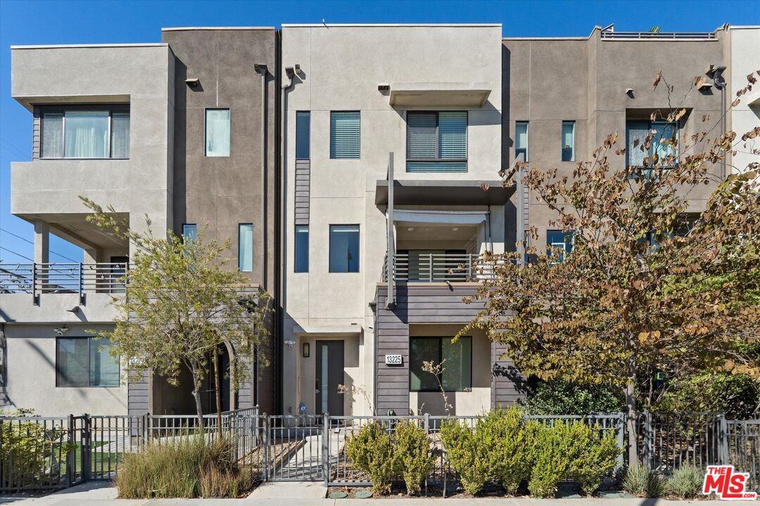 13225 Victory Blvd - Photo 4 of 8