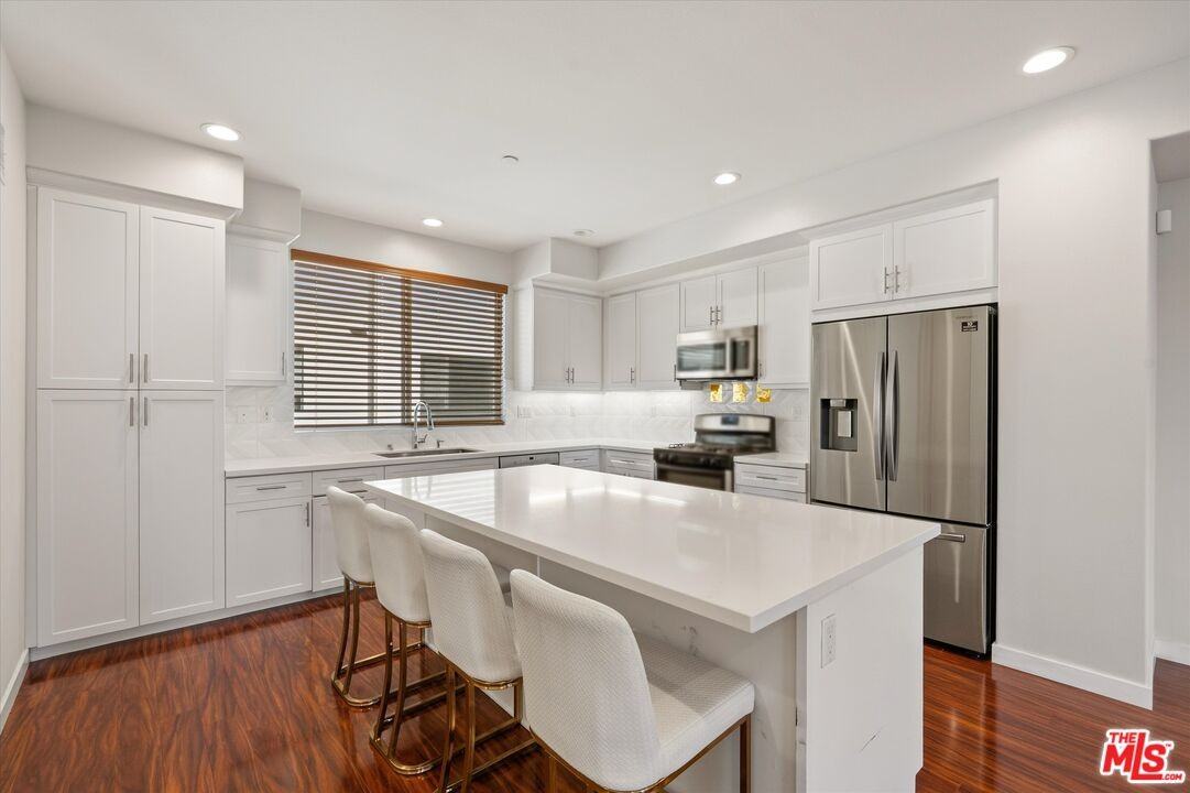 13225 Victory Blvd - Photo 5 of 8