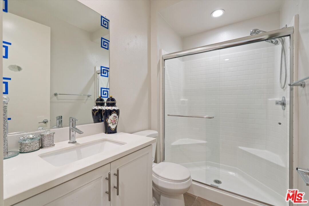 13225 Victory Blvd - Photo 7 of 8