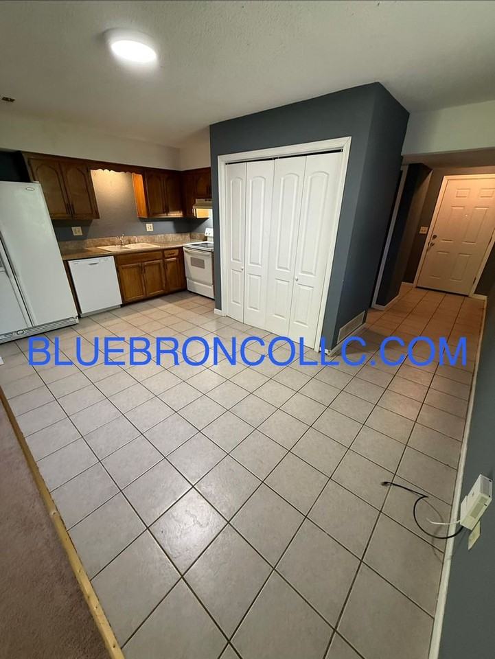 415 Ne Churchill St - Photo 4 of 10
