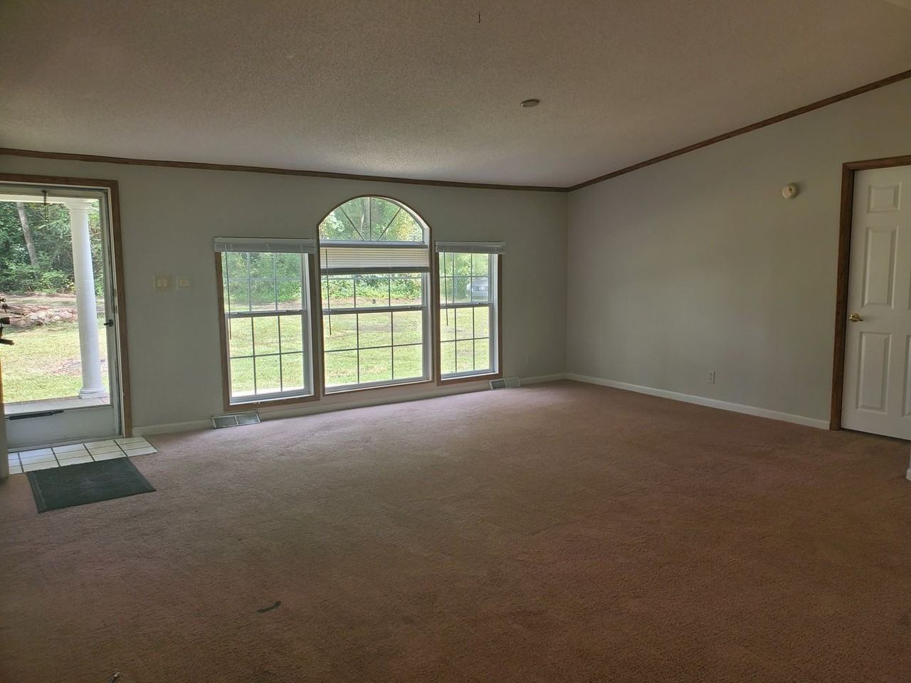 250 Farmhouse Ct - Photo 4 of 17