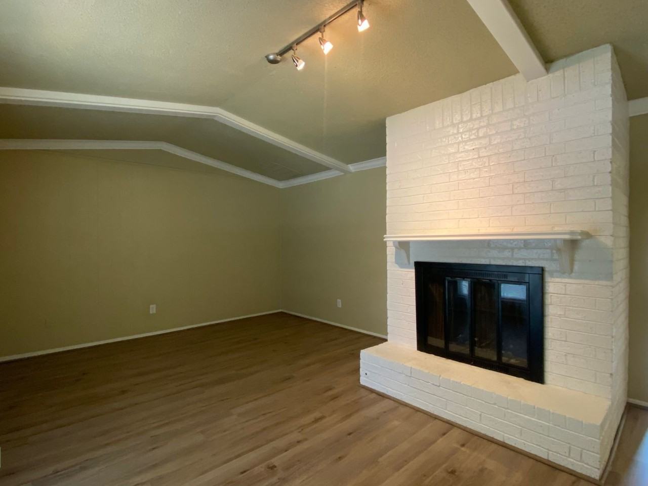 13415 E 27th St - Photo 3 of 44