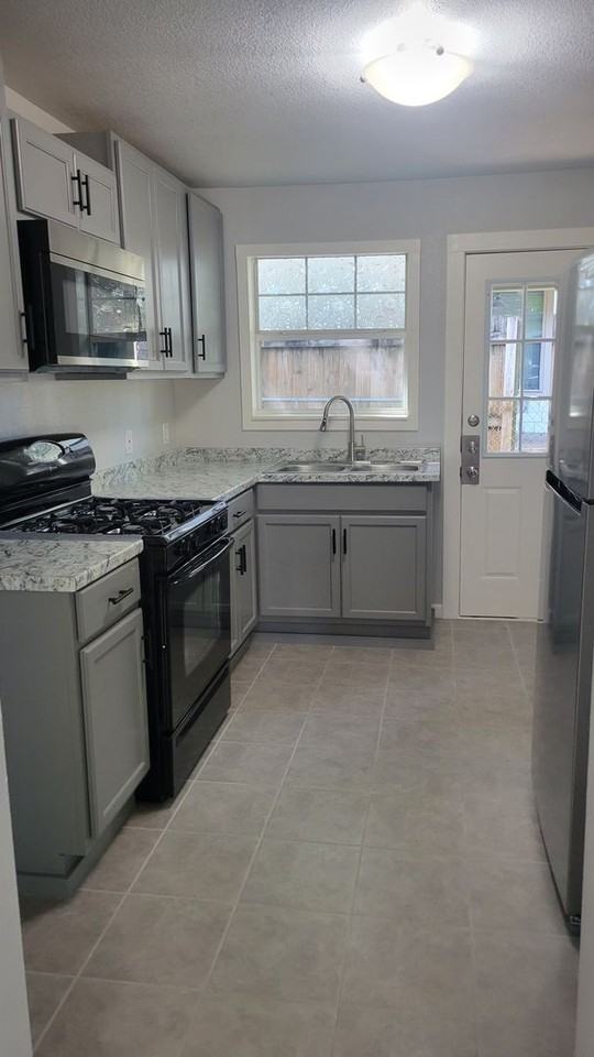 816 Estelle Ave - Photo 7 of 22