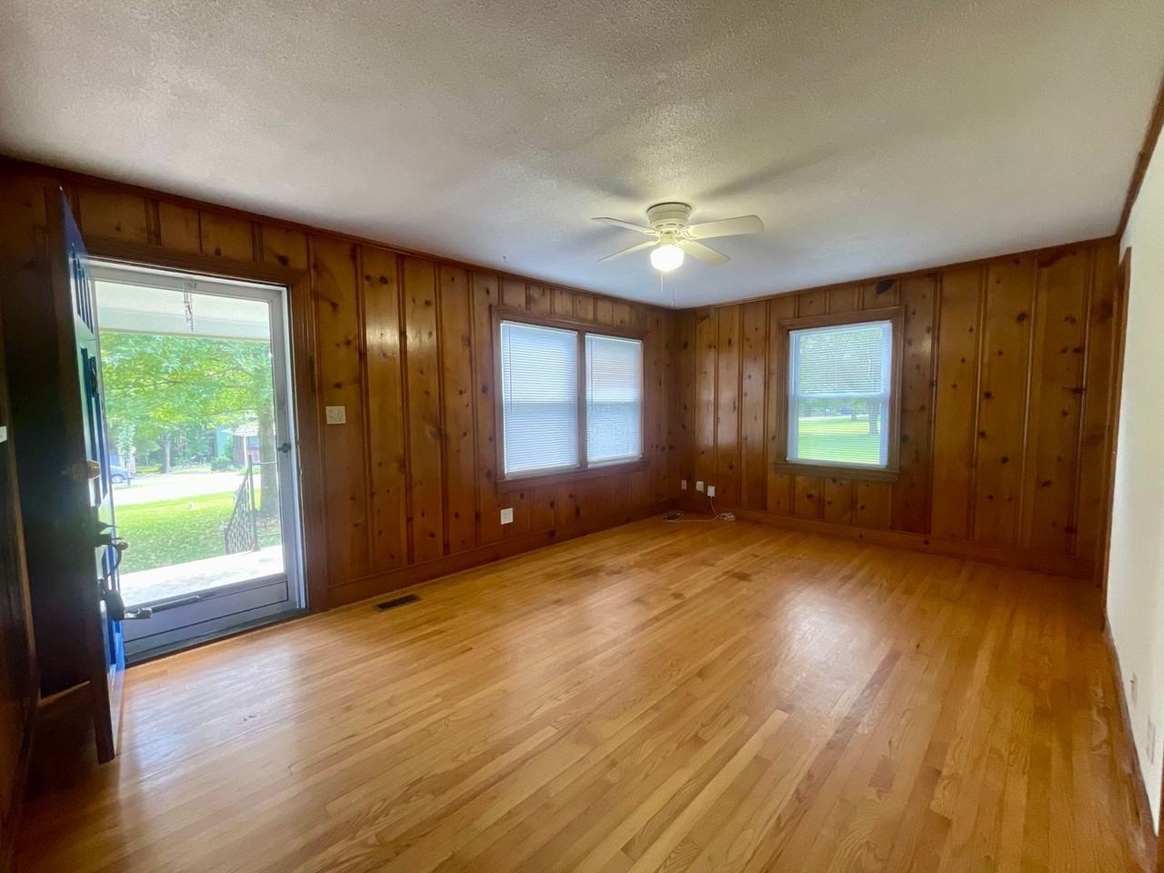 112 Oak St - Photo 2 of 15