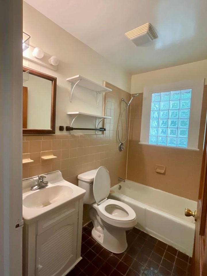 112 Oak St - Photo 4 of 15