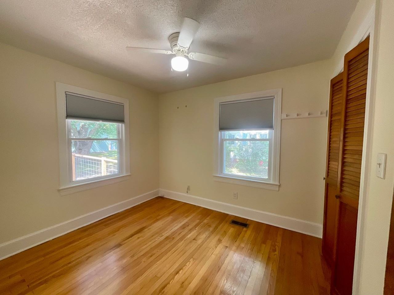 112 Oak St - Photo 5 of 15