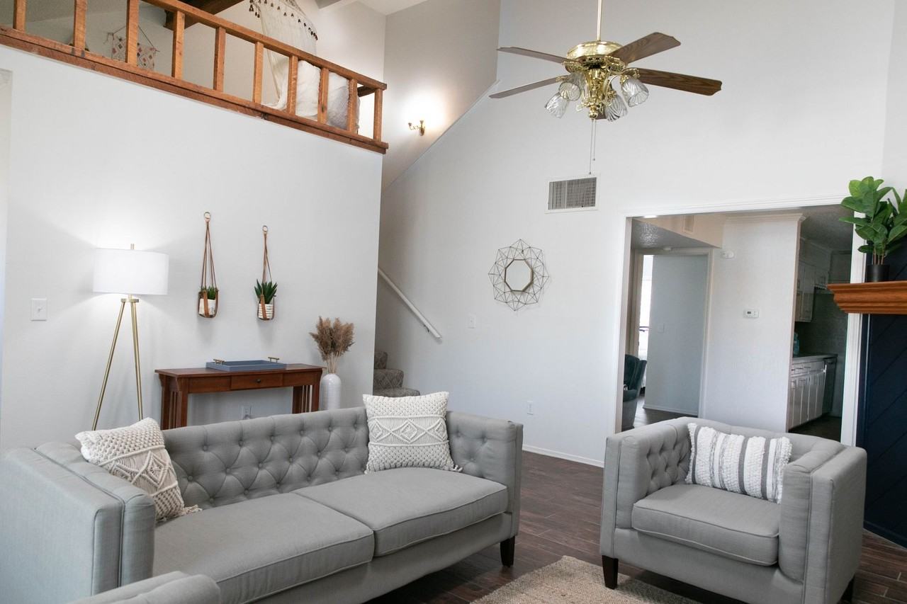 5761 Wabash St - Photo 2 of 14