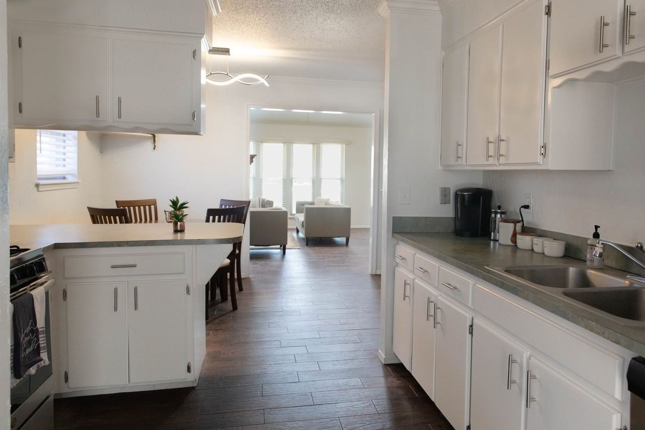 5761 Wabash St - Photo 5 of 14