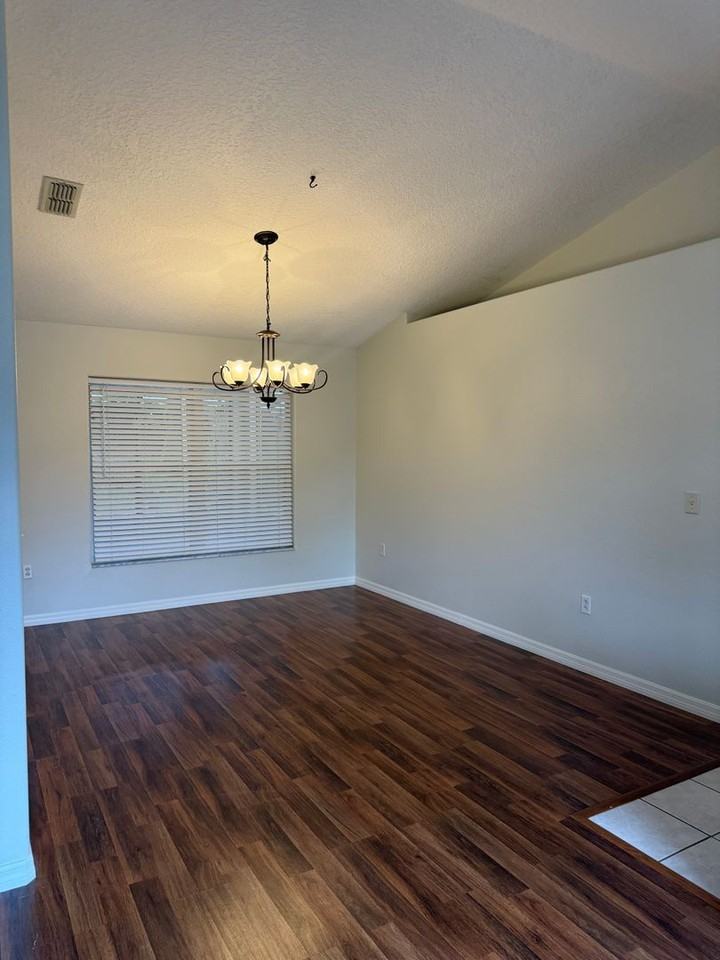 660 Park Valley Cir - Photo 4 of 46