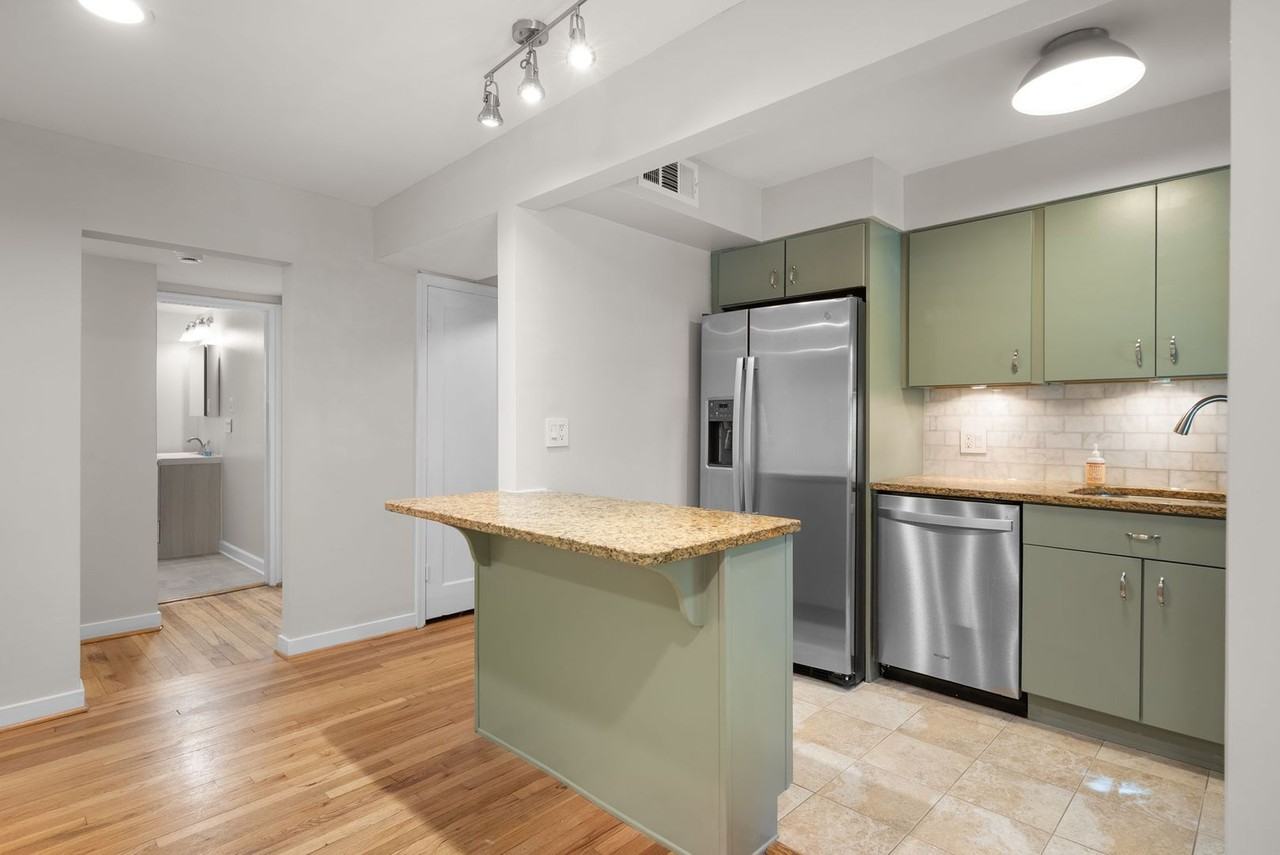 2208 Washington Ave - Photo 6 of 24