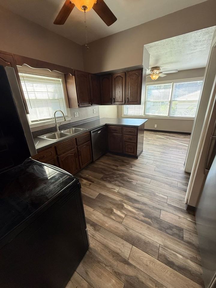 2950 Arlington Ave - Photo 5 of 29