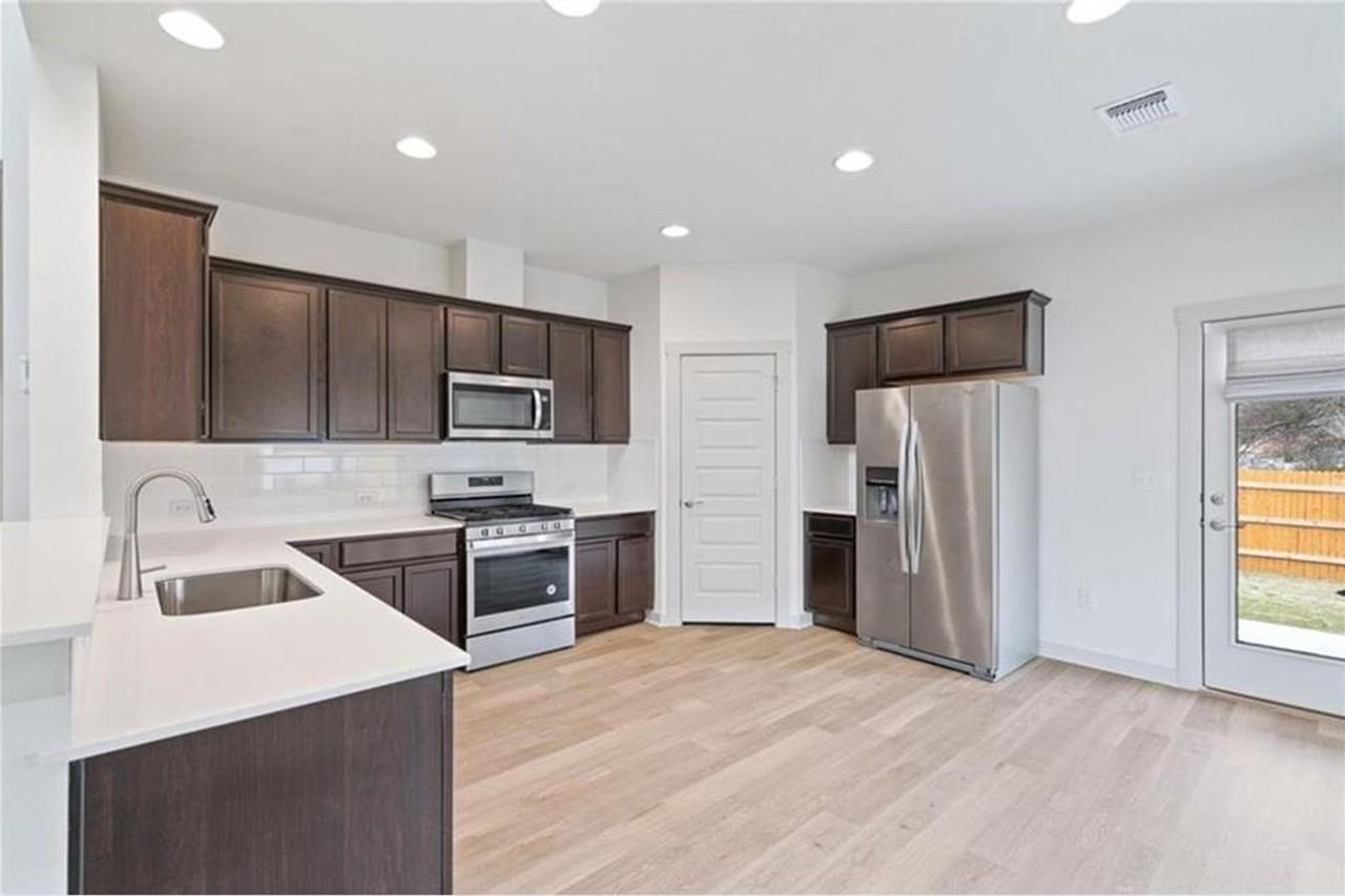 10006 Baden Ln - Photo 7 of 27
