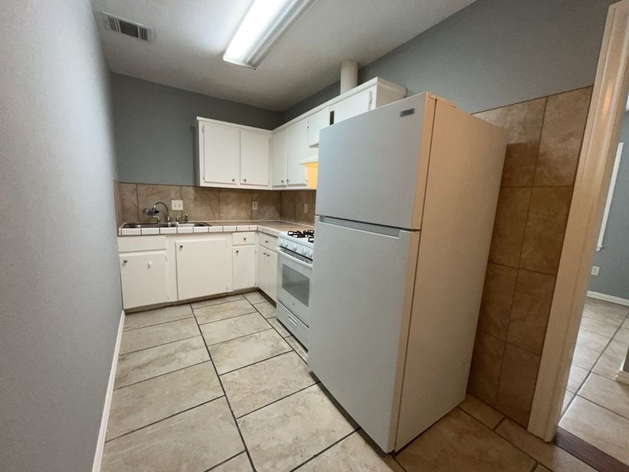 405 Johnson St - Photo 5 of 14