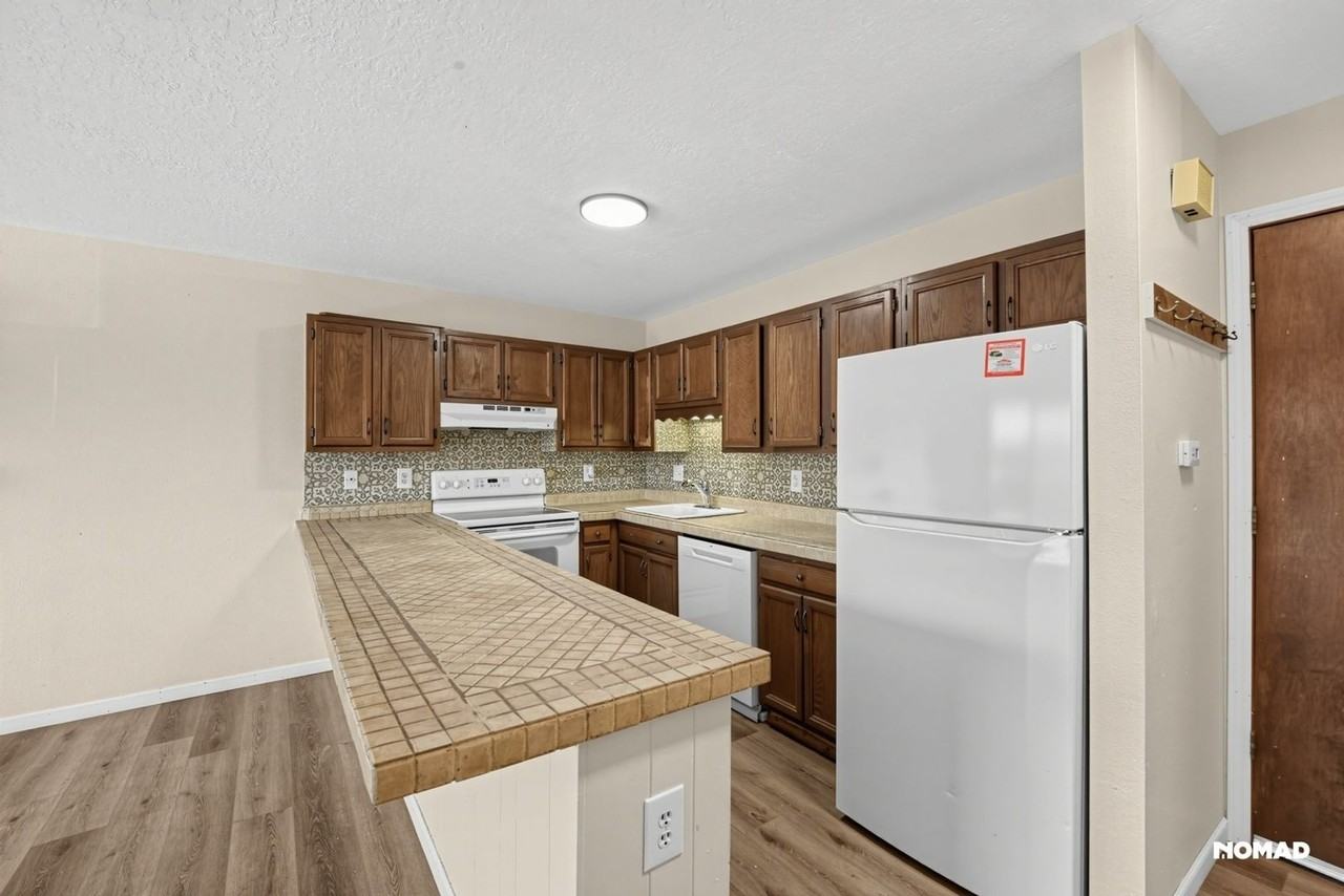 1043 Straight Creek Dr - Photo 4 of 20