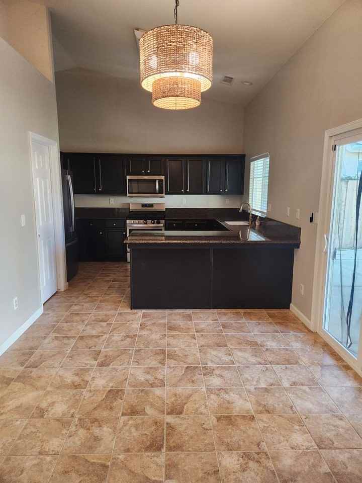 141 N Shenandoah Ct - Photo 3 of 12